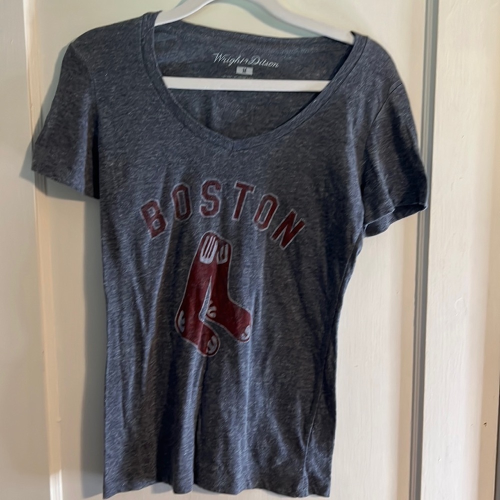 Wright & Ditson Boston Red Sox T-Shirt Size Medium. V-neck